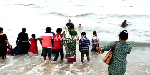 சென்னை: தடையை மீறி கடலில் குளித்தபோது அலையில் சிக்கி மாயமான 2 மாணவர்கள்