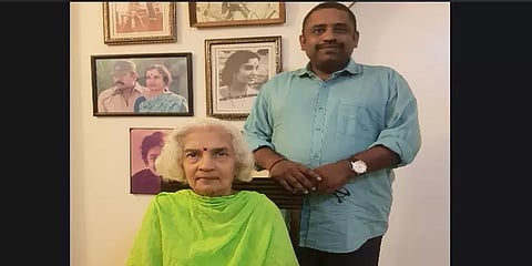 பிறந்தநாளில் இயக்குநர் பாலுமகேந்திரா மனைவி அகிலாவிடம் ஆசிர்வாதம் வாங்கிய சீனு ராமசாமி