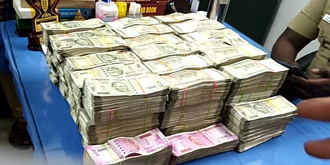 சென்னை: வாகன சோதனையில் பிடிபட்ட ரூ. 1.54 கோடி: ஹவாலா பணமா என போலீசார் விசாரணை