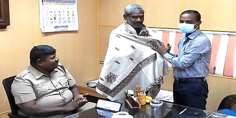 கொடைக்கானல்: அருவியில் விழுந்தவர்களை காப்பாற்றிய நபரை பாராட்டிய கோட்டாட்சியர்