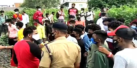 சென்னை: மாணவர்கள் திடீர் போராட்டத்தால் பாதிக்கப்பட்ட புறநகர் ரயில் சேவை