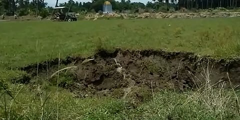 திருவாரூரில் 5 அடி ஆழத்திற்கு உள்வாங்கிய ’வயல்’ - விவசாயிகள் அதிர்ச்சி