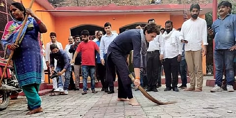 பிரியங்காவின் ஒற்றை விசிட்... கூடும் வால்மீகி சமூக ஆதரவு... உ.பி.யில் மீண்டு வருமா காங்.?