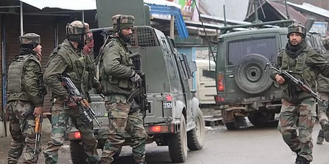 காஷ்மீர்: பயங்கரவாதிகள் நடத்திய தாக்குதலில் இளம் ராணுவ அதிகாரி சுட்டுக்கொலை