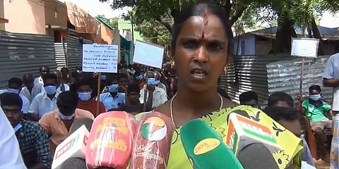 தென்காசி: தேர்தலில் குறைந்த வாக்குகள் பெற்றவர் வென்றதாக அறிவித்ததாக கூறி மக்கள் போராட்டம்