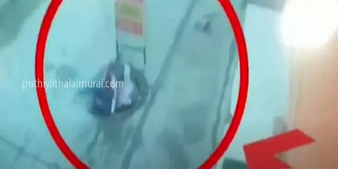 ஹரியானா: சாக்கடைக் குழியில் கைக்குழந்தை உடன் விழுந்த தாய் - துரிதமாக மீட்ட பொதுமக்கள்