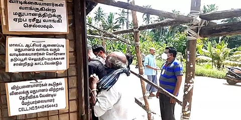 ’மதுபானத்திற்கு ரசீது; கூடுதல் விலைக்கு விற்கப்படுவதில்லை’ - போர்டு வைத்த டாஸ்மாக் மேலாளர்