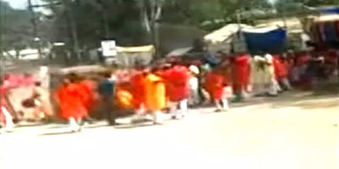 சத்தீஸ்கர்: தசரா பண்டிகை ஊர்வலத்தில் மின்னல் வேகத்தில் புகுந்த கார்: ஒருவர் உயிரிழப்பு