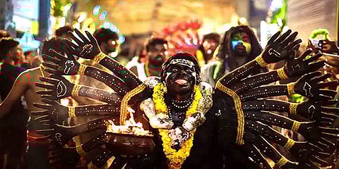 குலசேகரபட்டினம் தசரா திருவிழா: பக்தர்கள் இன்றி நள்ளிரவில் நடைபெற்ற சூரசம்ஹாரம்