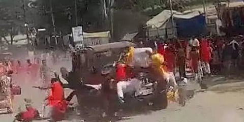 தசரா ஊர்வலத்தின்போது ஏற்பட்ட கார் விபத்தில் ஒருவர் பலி; 20க்கும் மேற்பட்டோர் படுகாயம்