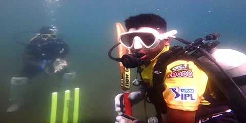 சிஎஸ்கே அணிக்கு வாழ்த்து தெரிவித்து ஆழ்கடலில் கிரிக்கெட் விளையாடிய குழுவினர்