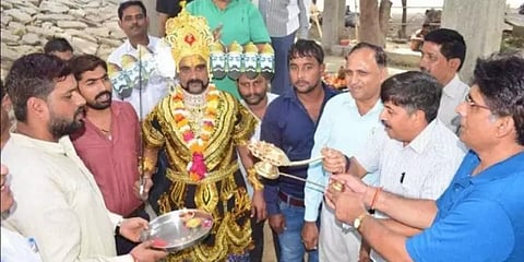 மதுரா: யமுனை நதிக்கரையில் ராவணனுக்கு வழிபாடு செய்து மகிழ்ந்த மக்கள்