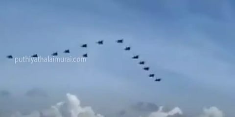 ஒரே நேரத்தில் அணிவகுத்துச் சென்ற 14 தேஜஸ் விமானங்கள்