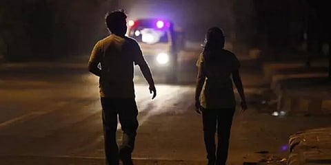 சென்னை: தனியாக நடந்து செல்லும் பெண்களிடம் பாலியல் சீண்டலில் ஈடுபட்ட இளைஞர் கைது