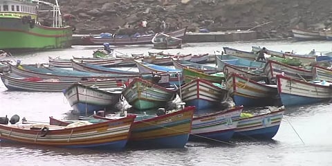 கன்னியாகுமரியில் கொட்டித்தீர்க்கும் கனமழை - கரையிலேயே நிறுத்திவைக்கப்பட்டுள்ள படகுகள்