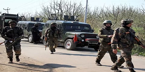 ஜம்மு காஷ்மீர் : பயங்கரவாதிகள் நடத்திய துப்பாக்கிச்சூட்டில் 2 தொழிலாளிகள் உயிரிழப்பு