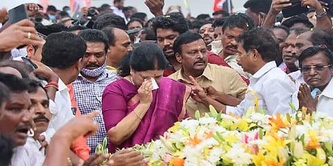 சசிகலா ஆதரவாளர்களிடம் 6 செல்போன், ரூ.45,000 திருட்டு