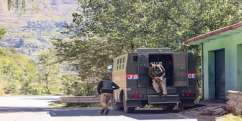 காஷ்மீர்: பயங்கரவாதிகளுடன் நடந்த மோதலில் உயிரிழந்த 2 வீரர்களின் உடல்கள் மீட்பு