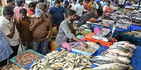 சென்னை: காசிமேட்டில் மீன்களை வாங்கக் குவிந்த மக்கள்