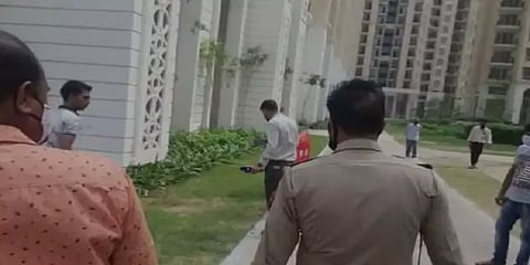 காசியாபாத்: 25வது மாடியிலிருந்து விழுந்து 14வயது இரட்டையர்கள் உயிரிழப்பு