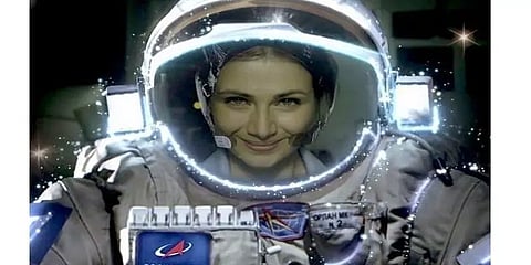 வரலாற்றில் முதன்முறையாக விண்வெளியில் படப்பிடிப்பு நடத்திய ரஷ்யக் குழுவினர்