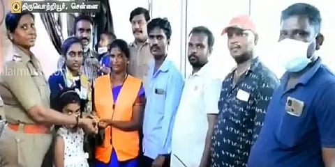 குப்பைமேட்டில் கிடைத்த 100 கிராம் தங்க நாணயத்தை காவல்நிலையத்தில் ஒப்படைத்த தூய்மை பணியாளர்