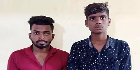 மதுரை: நடுரோட்டில் பட்டாக் கத்தியால் கேக் வெட்டி பிறந்தநாளை கொண்டாடிய இரு இளைஞர்கள் கைது