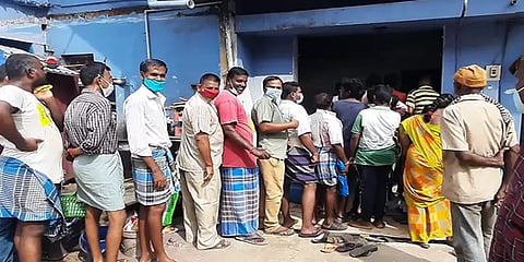 ஒன்று வாங்கினால் ஒன்று இலவசம்: பிரியாணி கடை திறப்பு விழா சலுகையால் குவிந்த மக்கள்