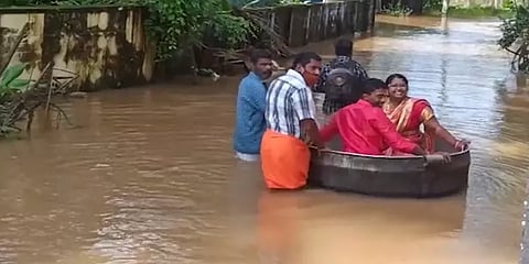 அலுமினிய பாத்திரம்போதும்; படகு எதற்கு? - கேரளாவில் மாஸ் காட்டிய மணமக்கள்!