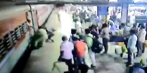 மகாராஸ்டிரா: ரயில், பிளாட்பார்ம்க்கு இடையே சிக்கிய கர்ப்பிணியை காப்பாற்றிய போலீஸ் - வீடியோ