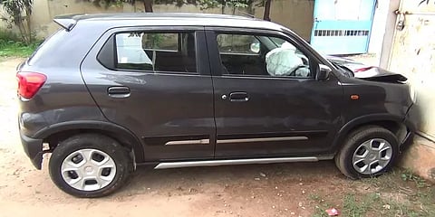 டீக்கடைக்கு சென்ற டிரைவர் - கார் ஓட்ட முயன்ற ஆசிரியை விபத்தில் சிக்கி உயிரிழப்பு