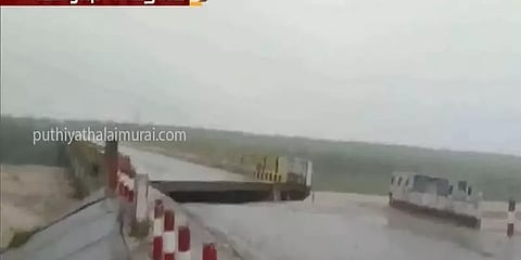 உத்தராகண்ட்டில் மழை - பாலம் சேதமடைந்து, வெள்ளத்தில் அடித்துச்செல்லப்பட்ட கார்