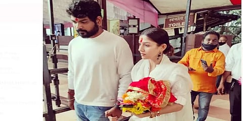 சீரடி சாய் பாபா கோயிலில் நயன்தாரா-விக்னேஷ் சிவன் வழிபாடு