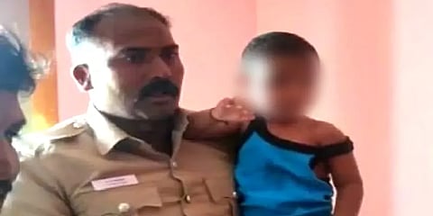 கதவை பூட்டி அறைக்குள் மாட்டிக் கொண்ட குழந்தை: போராடி மீட்ட தீயணைப்புத் துறையினர்