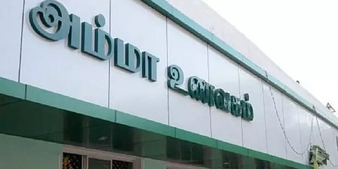 அம்மா உணவகங்களில் பணிநிரந்தரம் கோரி திரண்ட பணியாளர்கள்