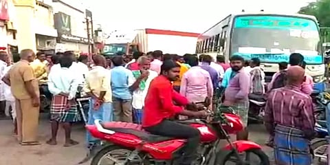 கடலூர்: அரசு பேருந்து ஓட்டுநரின் அநாகரீக பேச்சால் அரைமணி நேரம் போக்குவரத்து பாதிப்பு