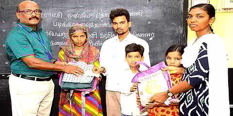 ஸ்ரீவில்லிப்புத்தூர்: அரசுப் பள்ளியில் சேர்ந்து தமிழ் கற்க ஆர்வம் காட்டும் வட மாநில மாணவர்