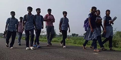 பெரம்பலூர்: பேருந்தில்லாததால் 4.5 கி.மீ காட்டுவழியில் பள்ளிக்கு நடந்து செல்லும் மாணவர்கள்