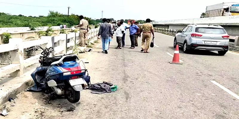 இருசக்கர வாகனத்தில் சென்ற அரசுப் பள்ளி ஆசிரியை பாலத்தில் இருந்து கீழே விழுந்து உயிரிழப்பு