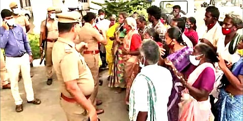 “மகளின் மரணத்திற்கு நீதி வேண்டும்” - அதிகாரிகளின் காலில் விழுந்து கெஞ்சிய பெற்றோர்