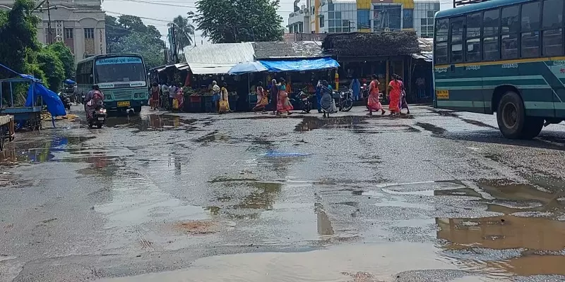 அவலநிலையில் திருவாரூர் பேருந்து நிலையம் - விரைந்து சரிசெய்ய பொதுமக்கள் கோரிக்கை