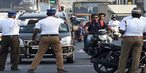 விதிமுறைகளை மீறிய நம்பர் பிளேட்கள் – போக்குவரத்து காவல்துறையினர் வழக்குப்பதிவு