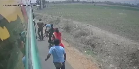 தென்காசி: ஓடும் பேருந்தில் இருந்து தவறி சாலையில் விழுந்த பெண் - அதிர்ச்சி காட்சி