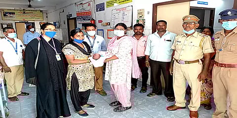 ராணிப்பேட்டை: பச்சிளங் குழந்தையை சூட்கேசில் வைத்து கால்வாய் அருகே வீசிச் சென்ற அவலம்