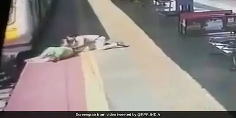 ஓடும் ரயிலில் ஏற முயன்றபோது தவறி விழுந்த பெண்: ஓடிச் சென்று காப்பாற்றிய ஆர்பிஎஃப் காவலர்