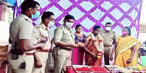 பூந்தமல்லி: பெண் போலீசுக்கு காவல் நிலையத்தில் வளைகாப்பு விழா நடத்திய சக போலீசார்!