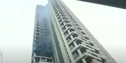 மும்பை அடுக்குமாடி குடியிருப்பில் தீ விபத்து - மேலே இருந்து குதித்த ஒருவர் பலி