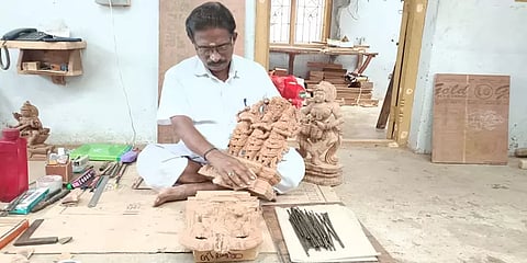 எளியோரின் வலிமைக் கதைகள் 1 - "நாங்க உயிரா வடிக்கிறது பொம்மை இல்லைங்க... மரச்சிற்பங்கள்!"