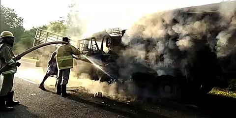 சாலையோரம் நின்றிருந்த லாரியின் மீது மோதி தீப்பிடித்து எரிந்த மினி லாரி: ஒருவர் பலி