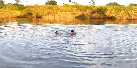 கிருஷ்ணகிரி: குளத்தில் மூழ்கிய 2 சிறுவர்கள் சடலமாக மீட்பு: சூளகிரியில் சோகம்